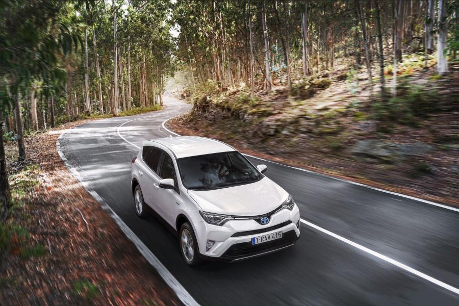  Toyota RAV4 Hybrid 2015 года  (WW) (фото 21 из 38)